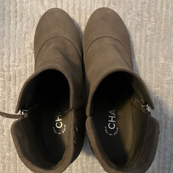 Brand new never worn Chanel camel color sparkle ankle boots with silver hardware - Picture 4 of 6